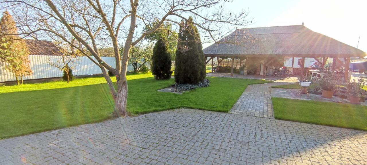 Village Garden Family Guest House Tiszakanyár Zewnętrze zdjęcie