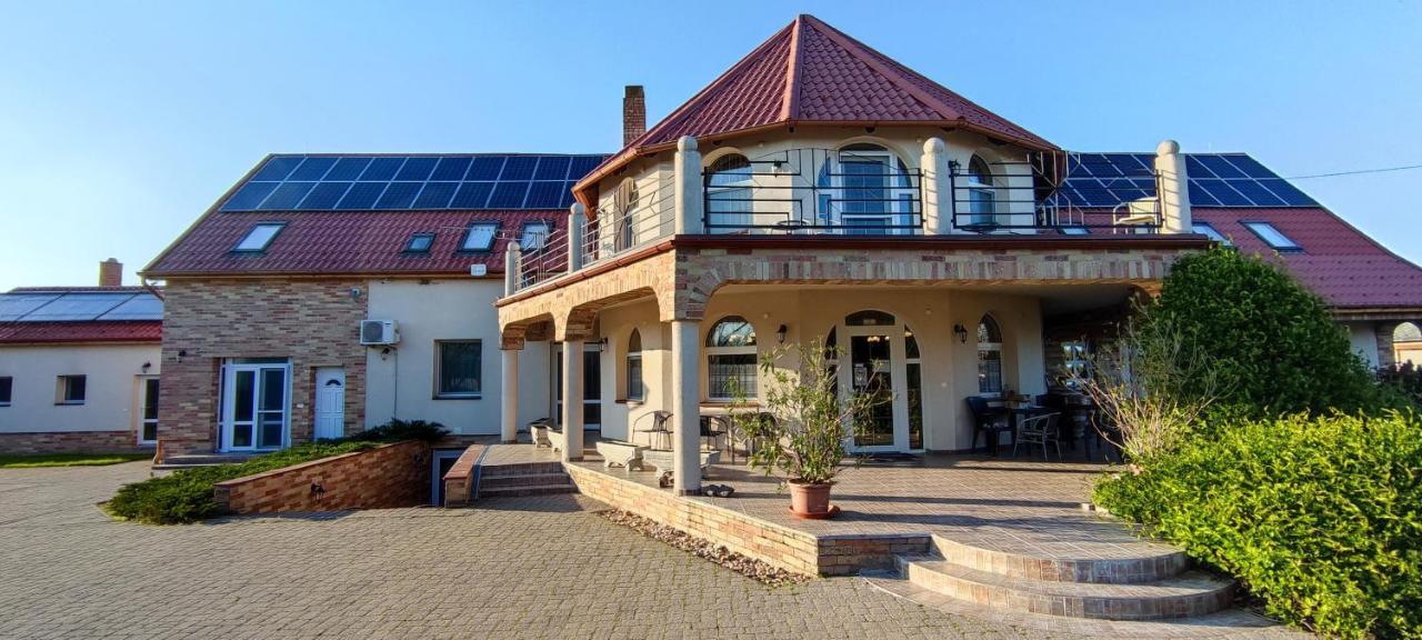 Village Garden Family Guest House Tiszakanyár Zewnętrze zdjęcie
