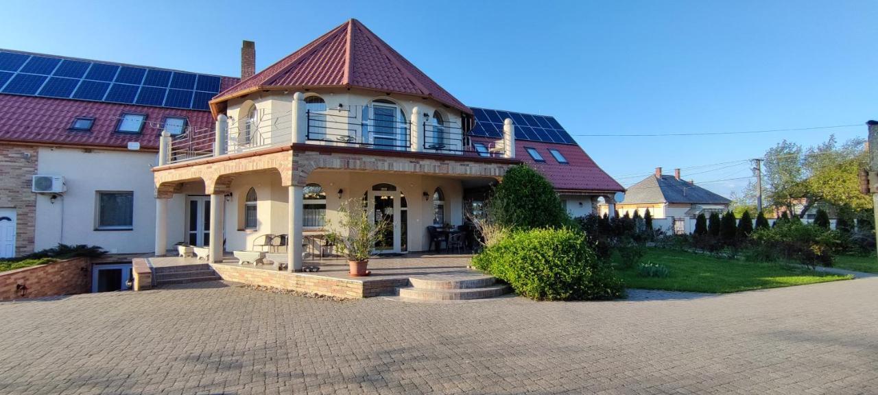 Village Garden Family Guest House Tiszakanyár Zewnętrze zdjęcie