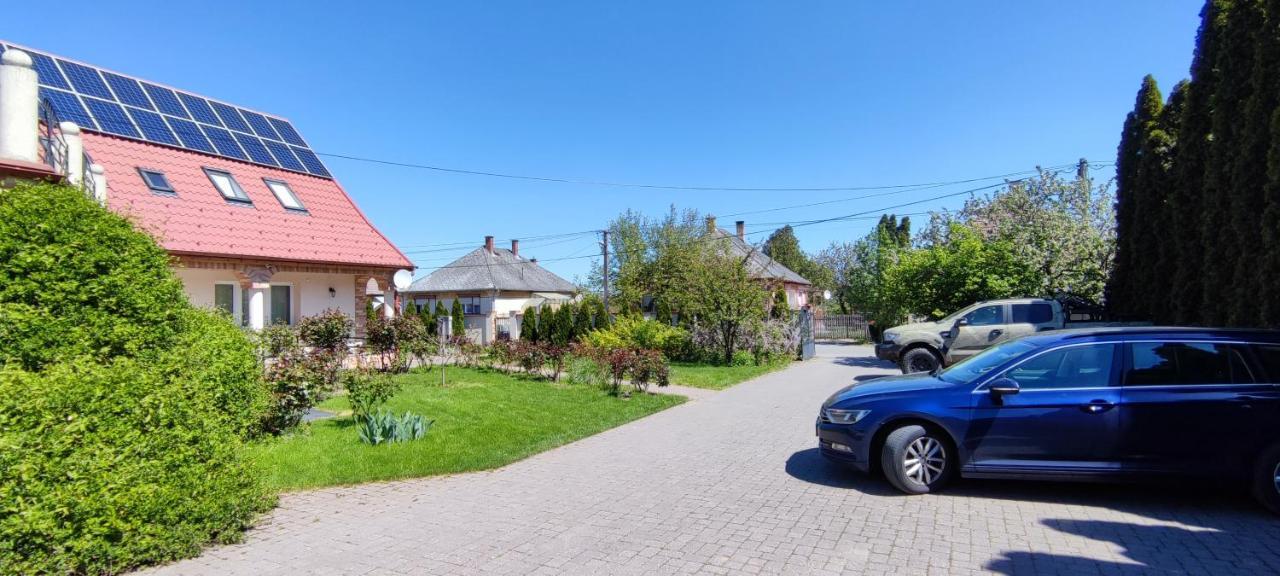 Village Garden Family Guest House Tiszakanyár Zewnętrze zdjęcie