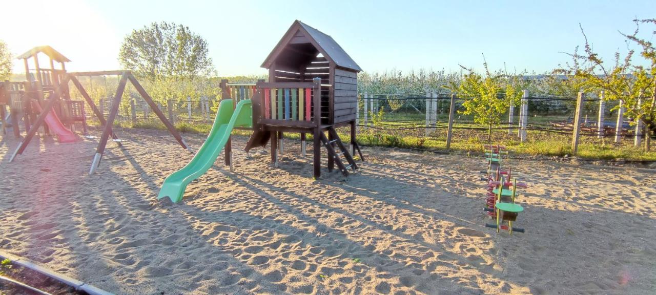 Village Garden Family Guest House Tiszakanyár Zewnętrze zdjęcie