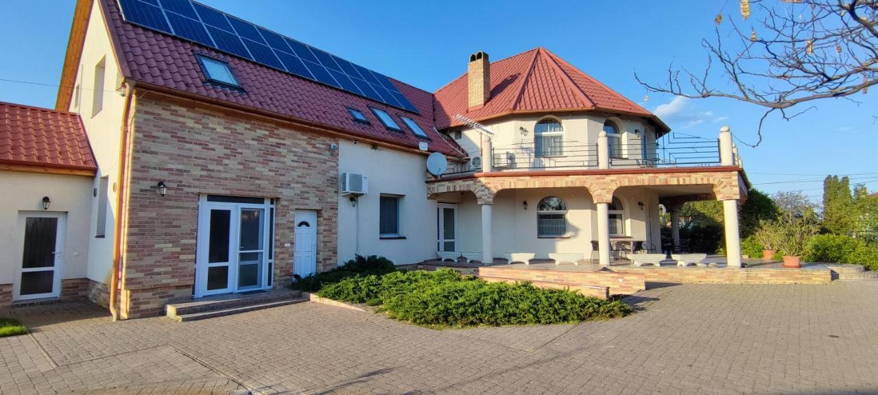 Village Garden Family Guest House Tiszakanyár Zewnętrze zdjęcie