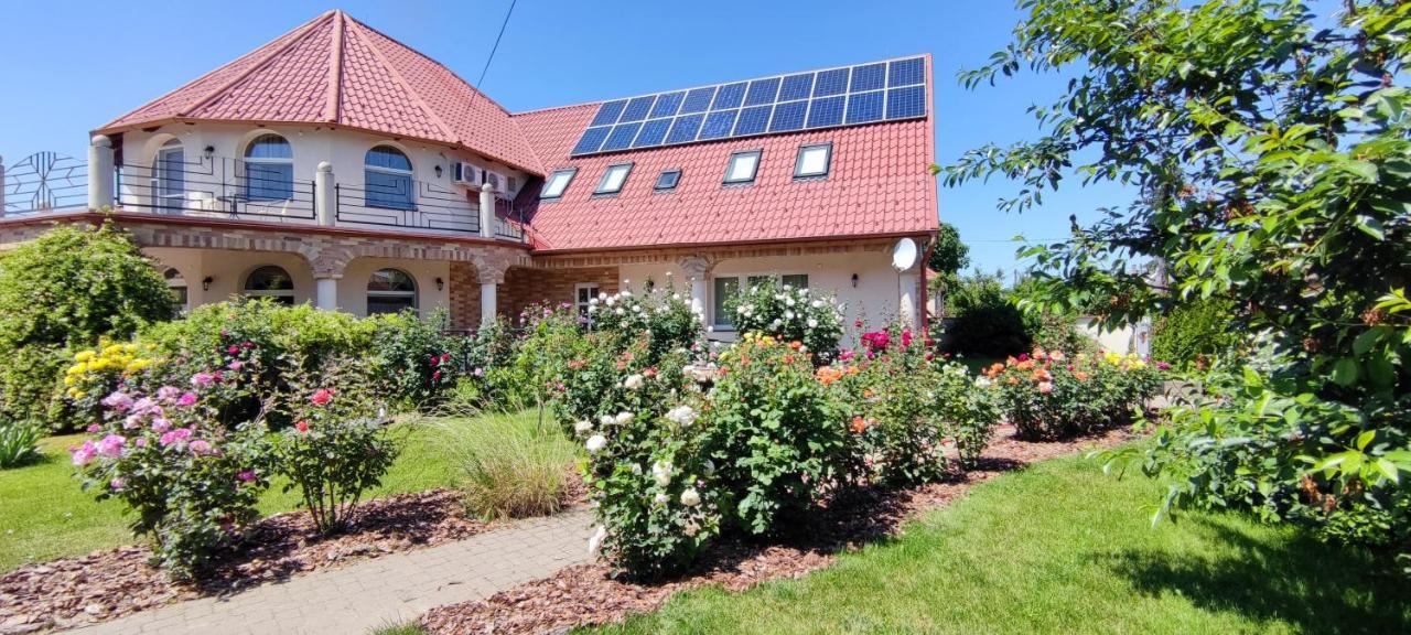 Village Garden Family Guest House Tiszakanyár Zewnętrze zdjęcie